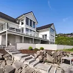 Beachfront With Jacuzzi, Cinema & Canoe Villa