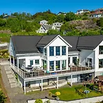 Willa Beachfront With Jacuzzi, Cinema & Canoe Bergen