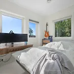 Beachfront With Jacuzzi, Cinema & Canoe * Берген