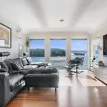 Beachfront With Jacuzzi, Cinema & Canoe Willa