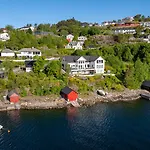 Beachfront With Jacuzzi, Cinema & Canoe Willa