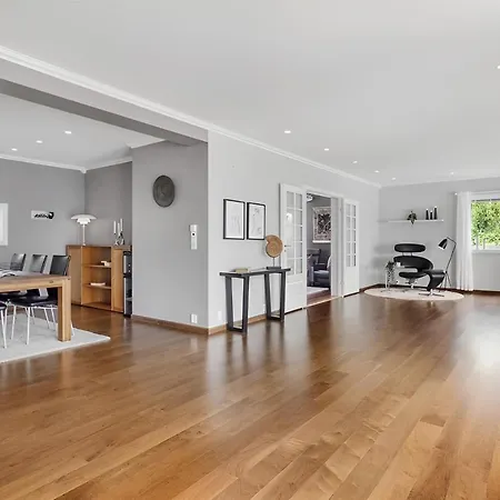 Beachfront Villa With Jacuzzi, Cinema & Canoe Bergen