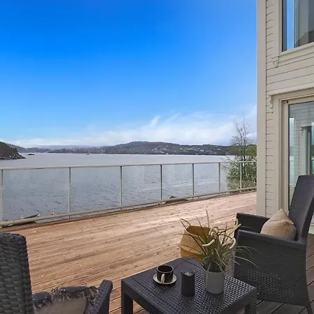 Beachfront With Jacuzzi, Cinema & Canoe *