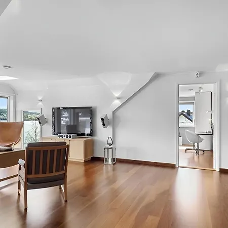 Beachfront With Jacuzzi, Cinema & Canoe Bergen