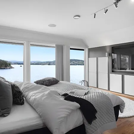 Beachfront Villa With Jacuzzi, Cinema & Canoe Bergen