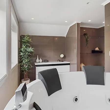 Beachfront With Jacuzzi, Cinema & Canoe Villa Bergen