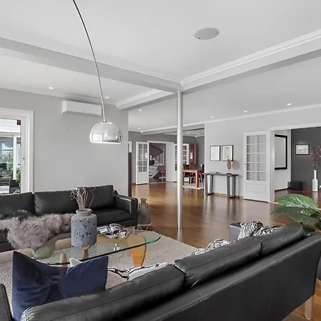 Beachfront With Jacuzzi, Cinema & Canoe * Bergen