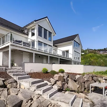 Beachfront With Jacuzzi, Cinema & Canoe Villa