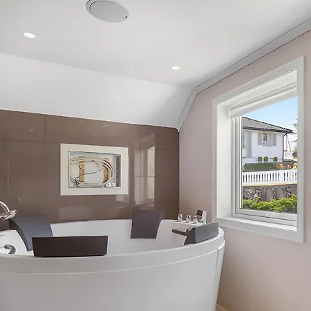 Beachfront With Jacuzzi, Cinema & Canoe Villa Bergen