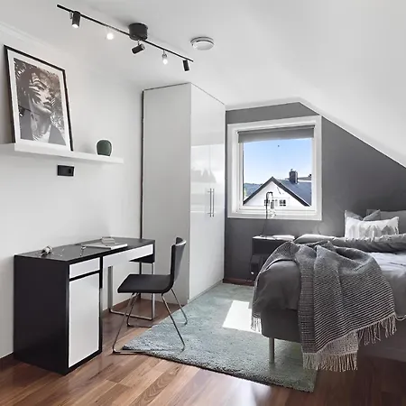 Beachfront With Jacuzzi, Cinema & Canoe Bergen