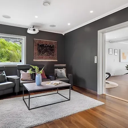 Beachfront With Jacuzzi, Cinema & Canoe * Bergen