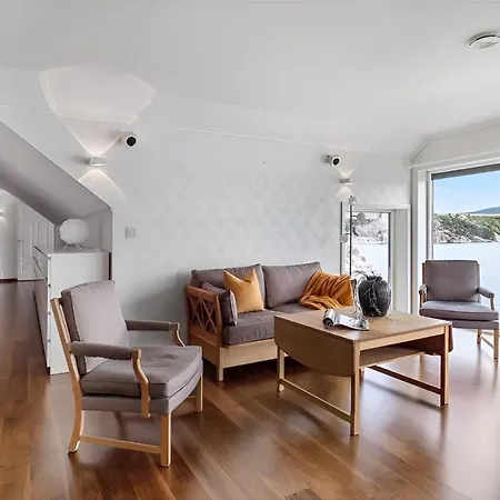 Beachfront With Jacuzzi, Cinema & Canoe