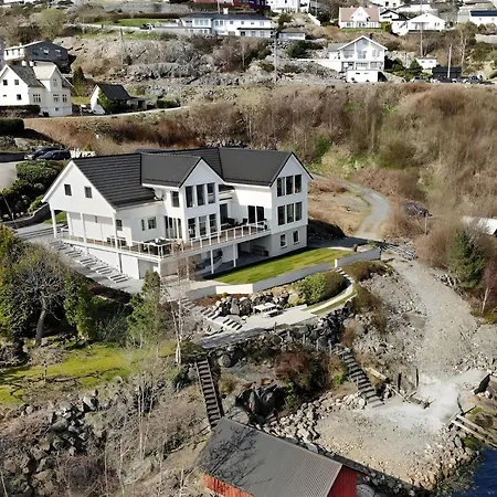 Beachfront Villa With Jacuzzi, Cinema & Canoe *