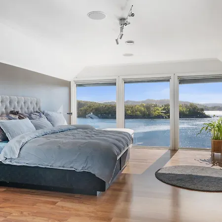 Beachfront With Jacuzzi, Cinema & Canoe