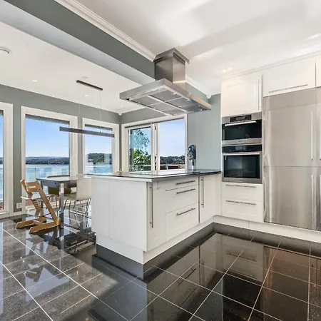 Beachfront With Jacuzzi, Cinema & Canoe * Bergen