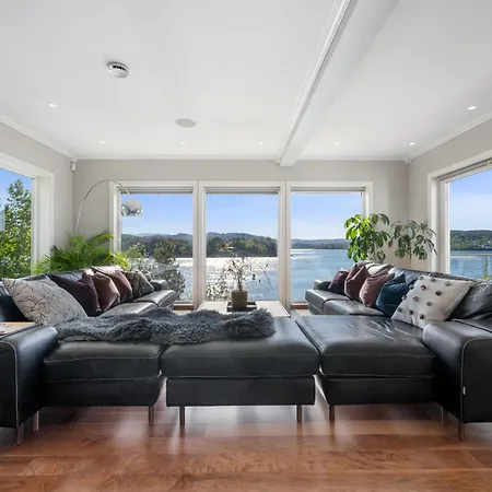 Beachfront With Jacuzzi, Cinema & Canoe Villa *