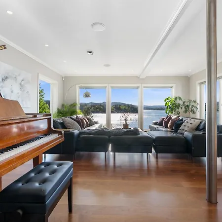 Beachfront With Jacuzzi, Cinema & Canoe Villa