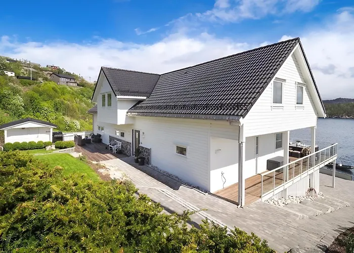 Beachfront With Jacuzzi, Cinema & Canoe Villa