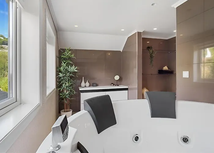 Beachfront With Jacuzzi, Cinema & Canoe Villa Bergen