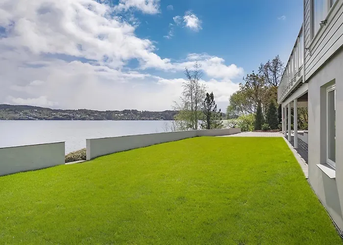 Beachfront With Jacuzzi, Cinema & Canoe Villa Bergen