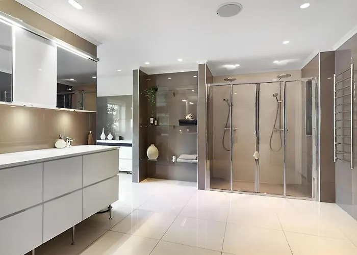 Beachfront With Jacuzzi, Cinema & Canoe Villa *