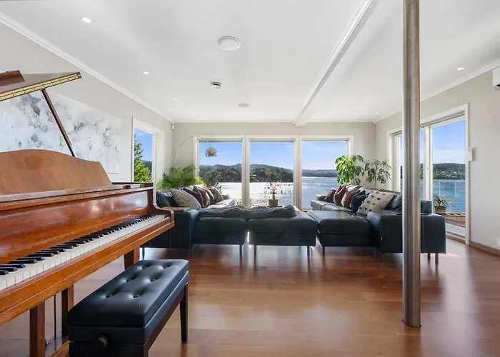 Beachfront With Jacuzzi, Cinema & Canoe Villa