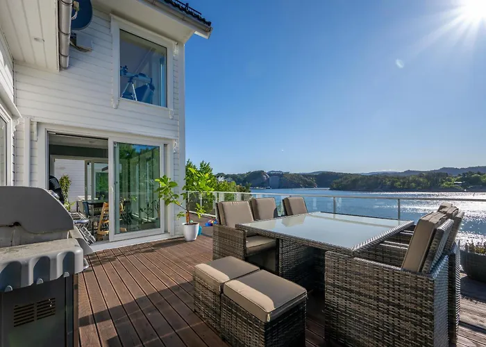 Beachfront With Jacuzzi, Cinema & Canoe *