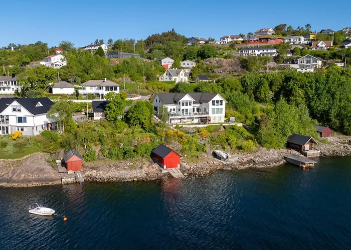 Beachfront With Jacuzzi, Cinema & Canoe Villa
